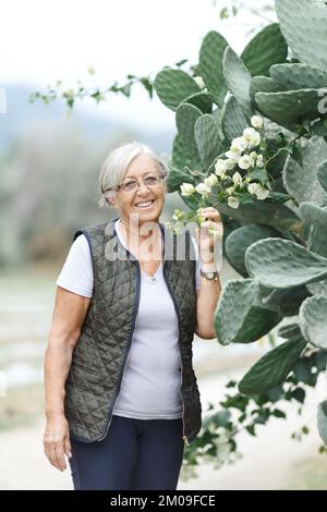 Nahaufnahme Porträt der glücklichen älteren Frau draußen im Sommer Stockfoto