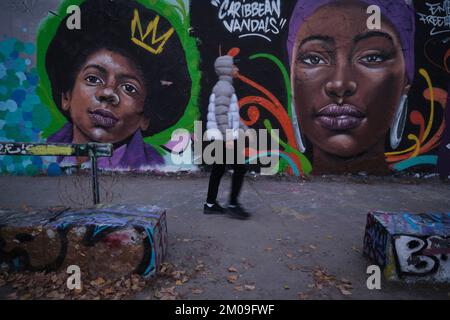 Deutschland, Berlin, 29.10.2022, Graffiti, Karibik-Frauenköpfe, Graffiti-Mauer in Mauerpark, Werk des Graffiti-Künstlers EME Freethinker, karibische Vandalen Stockfoto