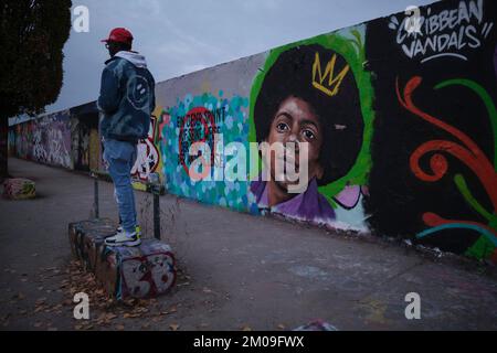 Deutschland, Berlin, 29.10.2022, Graffiti, Karibik-Frauenköpfe, Graffiti-Mauer in Mauerpark, Werk des Graffiti-Künstlers EME Freethinker, karibische Vandalen Stockfoto