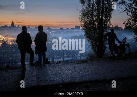 Deutschland, Berlin, 30.10.2022, Sonntagnachmittag in Mauerpark, Nebel (Grillen) über dem Park, Besucher schauen auf Wedding, Europa Stockfoto