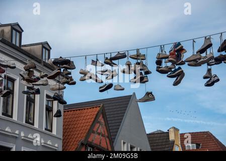 Schuhe an der Leine, Street Art genannt Shoefiti, Flensburg, Schleswig-Holstein, Deutschland, Europa Stockfoto