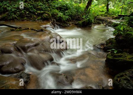 Schöner Wasserfall im Sa Nang Manora Forest Park, Provinz Phangnga, Thailand. Stockfoto