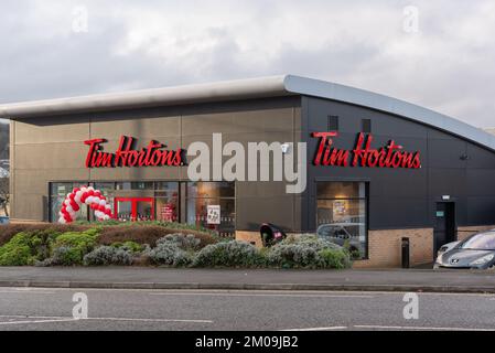 Burnley Lancashire. Aufgenommen am 5. Dezember 2022. Das neue Tim Hortons Gebäude. Rot-weißer Ballonbogen bei der Eröffnung des neuen Gebäudes. Stockfoto