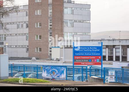 Burnley, Lancashire. Aufgenommen am 5. Dezember 2022. Eingangsschilder zum NHS Burnley General Hospital. Rotes und blaues Wegweiser. Stockfoto