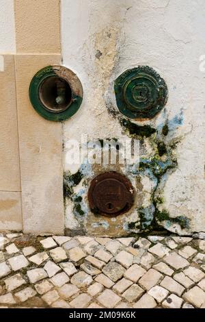 Lissabon, Portugal - 28. Oktober 2022: Alte und rostige Hähne auf der Straße in Lissabon, Portugal Stockfoto