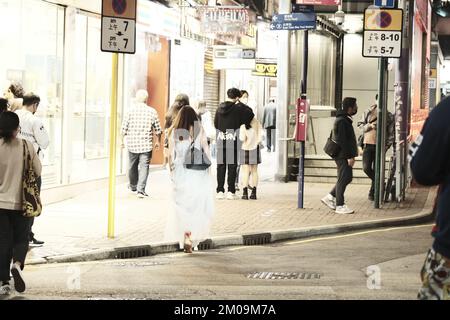 Die Menschen in den städtischen Straßen von Tsim Sha Tsui bei Nacht Stockfoto