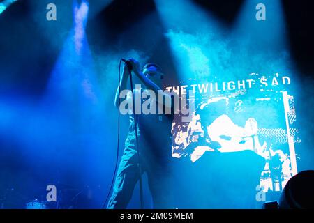 Glasgow, Schottland, Großbritannien. 04.. Dezember 2022. James Graham von The Twilight Sad tritt am 4.. Dezember 2022 im OVO Hydro in Glasgow auf. Gutschrift: Glasgow Green at Winter Time/Alamy Live News Stockfoto