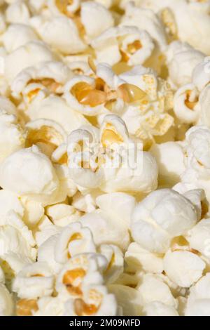 Hintergrund mit verstreuter Popcorn-Struktur, Nahaufnahme Stockfoto