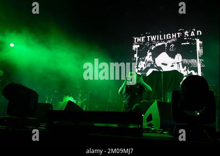 Glasgow, Schottland, Großbritannien. 04.. Dezember 2022. James Graham von The Twilight Sad tritt am 4.. Dezember 2022 im OVO Hydro in Glasgow auf. Gutschrift: Glasgow Green at Winter Time/Alamy Live News Stockfoto