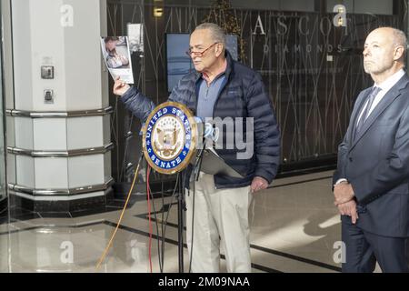 4. Dezember 2022, New York, New York: (NEU) Senator Schumer ruft Gesundheitsdienste auf, um den Anstieg der RSV-Fälle zu bekämpfen. 04. Dezember 2022, New York, New York, USA: Mehrheitsführer des Senats, USA Senator Chuck Schumer (D-NY) hält ein Instagram-Bild von Samantha Augeri, News 12 Long Island Meteorologe, und Timmy, das für RSV ins Krankenhaus eingeliefert wurde, spricht über die Zunahme der Respiratory Syncytial Virus (RSV) Infektion am 04. Dezember 2022 in New York City. Senator Schumer sagt, dass die Kinderkrankenhäuser NYC & LI einen Anstieg der RSV-Infektion um etwa 50% verzeichnen und dass das US Department of Stockfoto