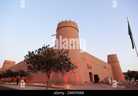Riad. 4.. Dezember 2022. Dieses Foto wurde am 4. Dezember 2022 aufgenommen und zeigt das Al Masmak Palace Museum in Riad, Saudi-Arabien. Kredit: Wang Dongzhen/Xinhua/Alamy Live News Stockfoto