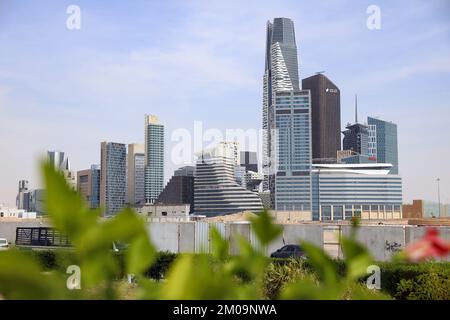 Riad. 5.. Dezember 2022. Dieses Foto wurde am 5. Dezember 2022 aufgenommen und zeigt einen Blick auf den King Abdullah Financial District (KAFD) in Riad, Saudi-Arabien. Kredit: Sui Xiankai/Xinhua/Alamy Live News Stockfoto