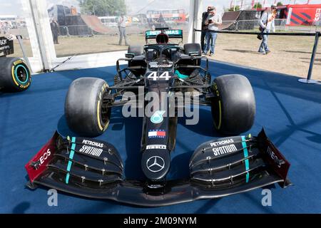 Vorderansicht des Sir Lewis Hamiltons 2022 F1, des Mercedes AMG F1 W11 EQ Performance Rennwagens mit Meisterschaft, auf dem 2022 Silverstone Classic Stockfoto