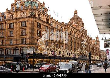 London, Großbritannien. 05.. Dezember 2022. London, Großbritannien, 5. Dezember 2022. Harrods' Weihnachtsdekorationen sind Dior Modehaus gewidmet. London, Großbritannien, 5. Dezember 2022. Foto: Marco Piovanotto/ABACAPRESS.COM Kredit: Abaca Press/Alamy Live News Stockfoto