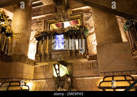 London, Großbritannien. 05.. Dezember 2022. London, Großbritannien, 5. Dezember 2022. Harrods' Weihnachtsdekorationen sind Dior Modehaus gewidmet. London, Großbritannien, 5. Dezember 2022. Foto: Marco Piovanotto/ABACAPRESS.COM Kredit: Abaca Press/Alamy Live News Stockfoto