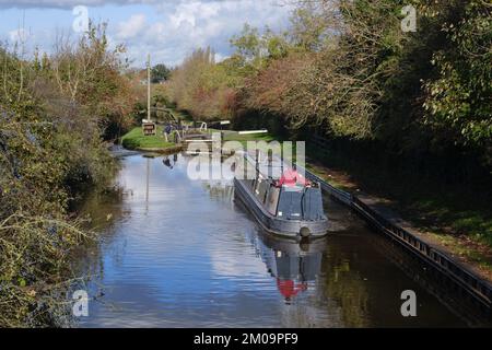 Ein schmales Boot nähert sich einer Schleuse auf dem Llangollen Kanal in Cheshire Stockfoto