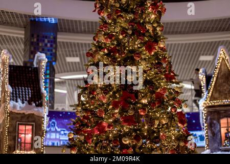 Festlich dekorierter Weihnachtsbaum im Einkaufszentrum. weihnachtsdekoration Stockfoto