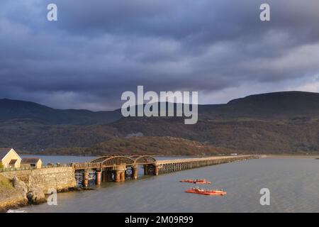 Eisenbahnbrücke über die Mawdach-Mündung in Barmouth, Wales Stockfoto