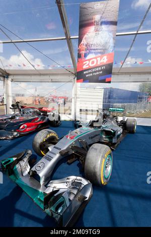 Blick auf Sir Lewis Hamiltons Formel-1-Sieger des Mercedes F1 W05 Hybrid-Rennwagens 2014, ausgestellt im Silverstone Classic 2022 Stockfoto