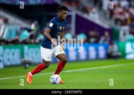 Doha, Katar. 04.. Dezember 2022. Fußball: Weltmeisterschaft, Frankreich - Polen, Endrunde, 16. Runde, Al-Thumama-Stadion, Frankreichs Kingsley Coman in Aktion. Kredit: Tom Weller/dpa/Alamy Live News Stockfoto