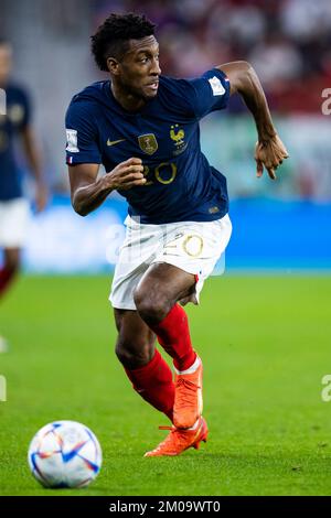 Doha, Katar. 04.. Dezember 2022. Fußball: Weltmeisterschaft, Frankreich - Polen, Endrunde, 16. Runde, Al-Thumama-Stadion, Frankreichs Kingsley Coman in Aktion. Kredit: Tom Weller/dpa/Alamy Live News Stockfoto