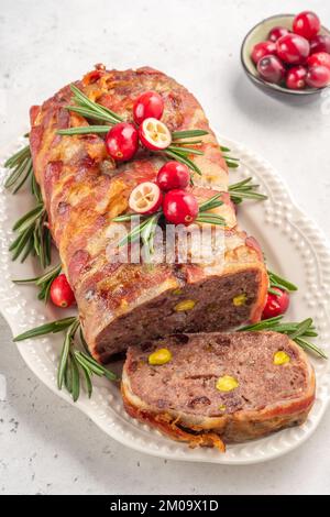 Schweinefleisch-Terrine mit Pistazien, Kirschen, Huhn und Speck Stockfoto