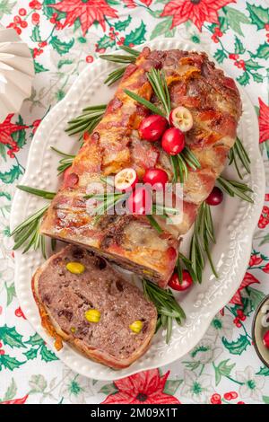 Schweinefleisch-Terrine mit Pistazien, Kirschen, Huhn und Speck Stockfoto