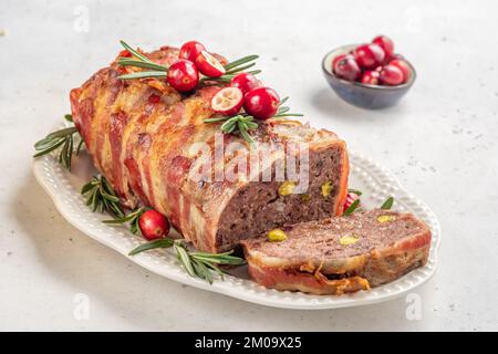 Schweinefleisch-Terrine mit Pistazien, Kirschen, Huhn und Speck Stockfoto