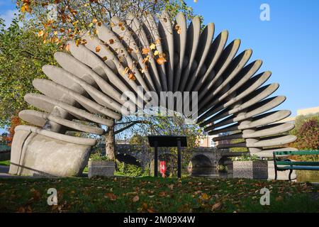 Die Skulptur Quantum Leap, Shrewsbury, zur Erinnerung an Charles Darwins zweihundertjähriges Bestehen Stockfoto