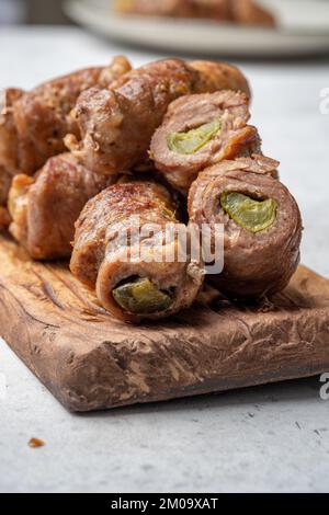 Fleischbrötchen gefüllt mit Senf und eingelegter Gurke in Soße geschmort Stockfoto