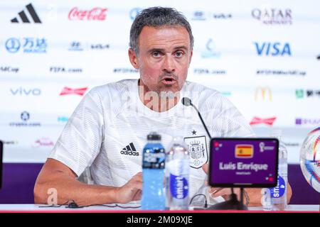 Doha, Katar. 05.. Dezember 2022. Luis Enrique, Cheftrainer von Spanien, spricht auf der spanischen Pressekonferenz am Spieltag -1 im Hauptmedienzentrum am 05. Dezember 2022 in Doha, Katar. Kredit: Brasilien Photo Press/Alamy Live News Stockfoto