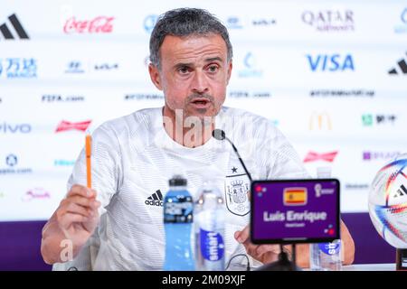 Doha, Katar. 05.. Dezember 2022. Luis Enrique, Cheftrainer von Spanien, spricht auf der spanischen Pressekonferenz am Spieltag -1 im Hauptmedienzentrum am 05. Dezember 2022 in Doha, Katar. Kredit: Brasilien Photo Press/Alamy Live News Stockfoto