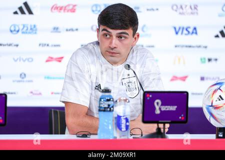 Doha, Katar. 05.. Dezember 2022. Pedri nimmt am 5. Dezember 2022 an einer Pressekonferenz im Qatar National Convention Center (QNCC) in Doha Teil, am Vorabend der Katar-Weltmeisterschaft 2022 des Fußballspiels 16 zwischen Marokko und Spanien. Kredit: Brasilien Photo Press/Alamy Live News Stockfoto