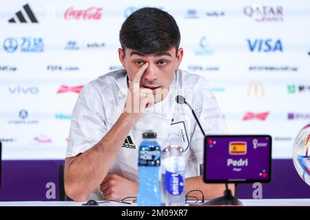 Doha, Katar. 05.. Dezember 2022. Pedri nimmt am 5. Dezember 2022 an einer Pressekonferenz im Qatar National Convention Center (QNCC) in Doha Teil, am Vorabend der Katar-Weltmeisterschaft 2022 des Fußballspiels 16 zwischen Marokko und Spanien. Kredit: Brasilien Photo Press/Alamy Live News Stockfoto
