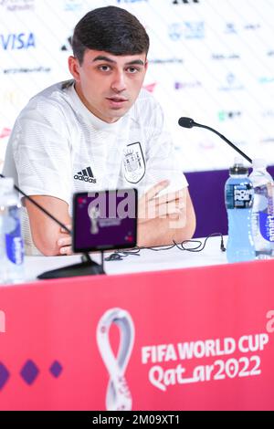 Doha, Katar. 05.. Dezember 2022. Pedri nimmt am 5. Dezember 2022 an einer Pressekonferenz im Qatar National Convention Center (QNCC) in Doha Teil, am Vorabend der Katar-Weltmeisterschaft 2022 des Fußballspiels 16 zwischen Marokko und Spanien. Kredit: Brasilien Photo Press/Alamy Live News Stockfoto
