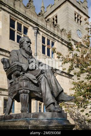 Statue von Charles Darwin vor der Schule in Shrewsbury, wo er ausgebildet wurde, jetzt die öffentliche Bibliothek der Stadt Stockfoto