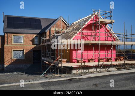 Neues Haus, mit Solarpaneelen auf dem Dach, im Bau Stockfoto