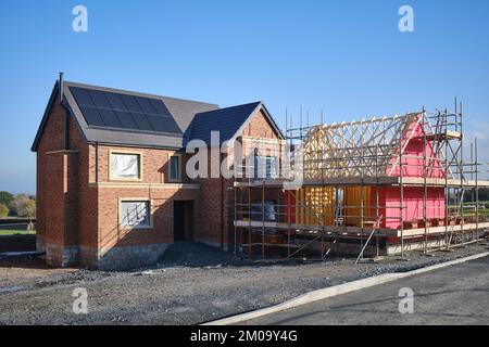 Neues Haus, mit Solarpaneelen auf dem Dach, im Bau Stockfoto