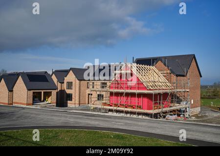 Neues Haus, mit Solarpaneelen auf dem Dach, im Bau Stockfoto