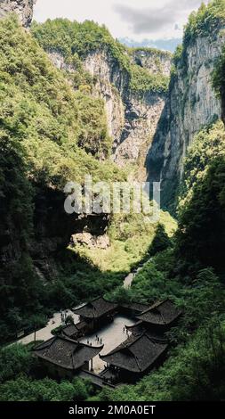 Landschaftsblick auf drei natürliche Brücken in Wulong Kurst, China, vertikal Stockfoto