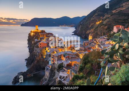 Vernazza, La Spezia, Ligurien, Italien in der Region Cinque Terre in der Abenddämmerung. Stockfoto