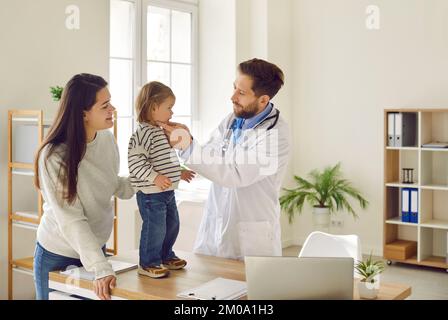 Mutter und Säuglingsbesuch als Kinderarzt in der Medizinischen Klinik Stockfoto