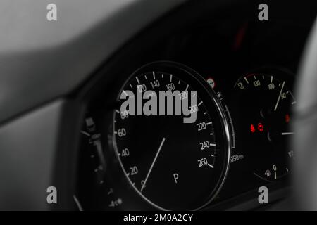 Modernes Armaturenbrett mit Tachometer und Drehzahlmesser. Armaturenbrett. Details zum Armaturenbrett. Moderner Fahrzeuginnenraum. Der Tachometer eines Modernen Stockfoto