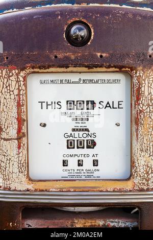 Roste altmodische Oldtimer-Benzin-, Benzin- oder Benzinpumpe mit Volumen in Gallonen und Preisen in Dollar und Cent Stockfoto