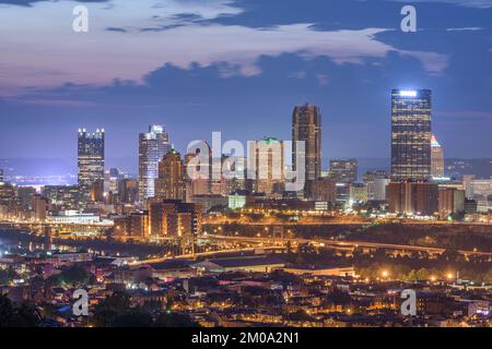 Skyline von Pittsburgh, Pennsylvania, USA von der Südseite in der Dämmerung. Stockfoto