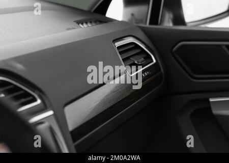 Moderne Fahrzeuginnenansicht mit Details aus Metall und Kunststoff. Innenausstattung. Stockfoto