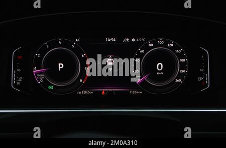 Сompass auf dem digitalen Armaturenbrett eines modernen Autos. Moderne digitale Kilometerleistung. GPS-Navigation. Stockfoto