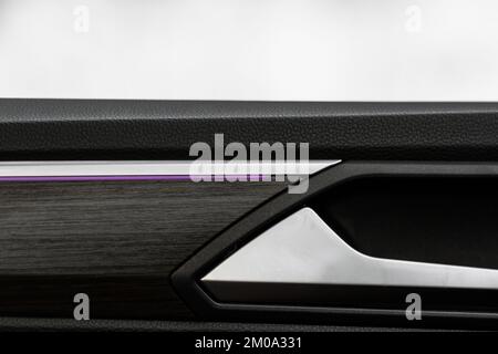 Moderne Innenausstattung. Auto Holzplatte. Interieur von Prestige modernen Auto. Stockfoto
