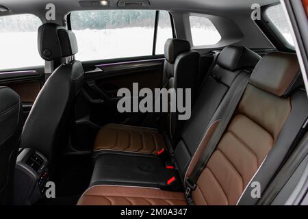 Moderner SUV im Inneren. Leichte Rücksitze in Leder in einem modernen Luxusfahrzeug. Komfortable Ledersitze. Stockfoto