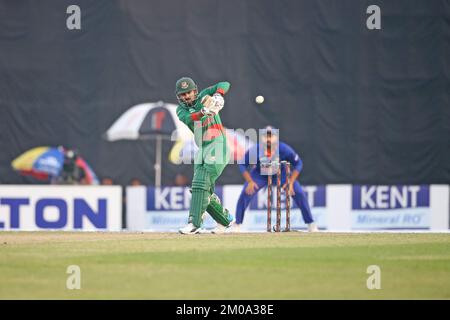 Bangladesch ODI-Hauptmann Liton Kumar das während des 1.. Internationalen Spiels Bangladesch-Indien, während Bangladesch seinen ODI-Kessel für die Besetzung des Vetterns benutzte Stockfoto